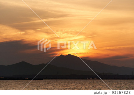 霞ヶ浦から望む荒れた夕焼け空と筑波山のシルエット 霞ヶ浦から望む荒れた夕焼け空と筑波山のシルエット 93267828