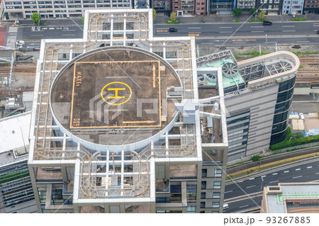 大都市横浜のビルの屋上に設置されたヘリポート｜ランドマークタワー展望台より撮影 93267885