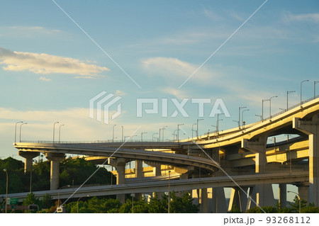 瀬戸大橋　夏の夕暮れの与島インターチェンジ3　香川県坂出市 93268112