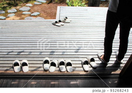 縁側に並ぶスリッパ 93268243