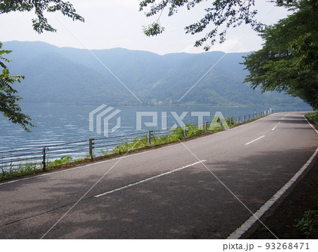 湖畔の道路の風景 93268471