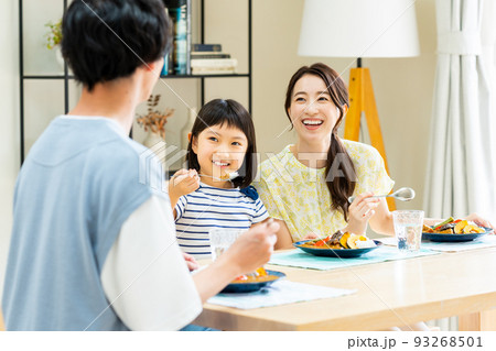 カレーを食べる若い家族 カレーを食べる若い家族 93268501