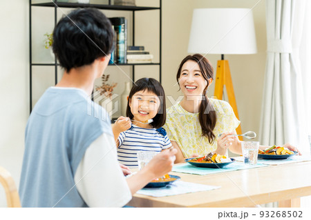 カレーを食べる若い家族 93268502