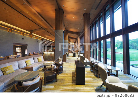 居心地抜群のホテルロビー 93268632