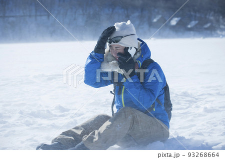 冬山登山中吹雪で助けを求める若い女性 冬山登山中吹雪で助けを求める若い女性 93268664
