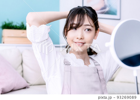 髪をまとめる若い女性 髪をまとめる若い女性 93269089