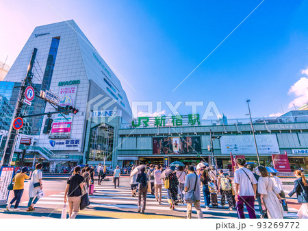 日本の東京都市景観 26万超2日連続過去最多。行動制限なし、新宿駅南口。歌舞伎町タワーが=8月19日 日本の東京都市景観 26万超2日連続過去最多。行動制限なし、新宿駅南口。歌舞伎町タワーが=8月19日 93269772