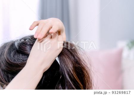 髪をまとめる若い女性 髪をまとめる若い女性 93269817