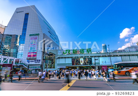 日本の東京都市景観 26万超2日連続過去最多。行動制限なし、新宿駅南口。歌舞伎町タワーが＝8月19日 93269823