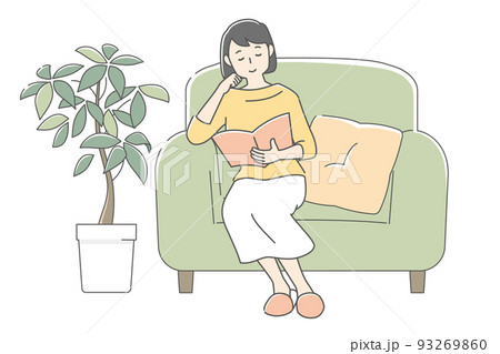 ソファーに座って読書する女性 93269860