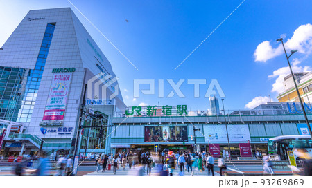 日本の東京都市景観 26万超2日連続最多。行動制限なし、新宿駅。歌舞伎町タワーや航空機＝8月19日 93269869