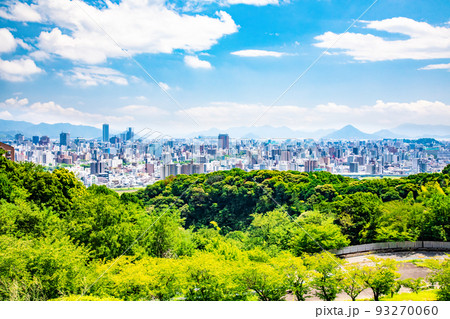 広島市西部の高台(竜王公園)付近から、広島市の南東方面を展望しています。瀬戸内海、似島が見えます。 93270060