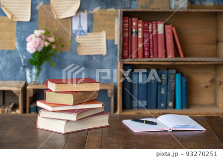 本のある風景 93270251