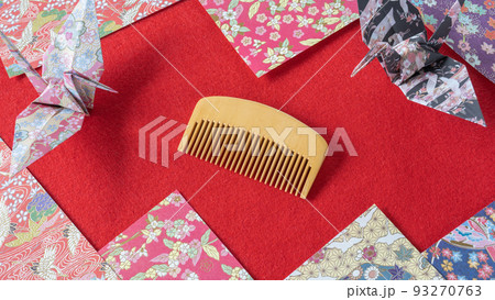 つげ櫛と千代紙・和風イメージ 93270763
