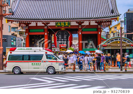 日本の東京都市景観 世界最多4週連続…行動制限なし。浅草寺前に出動した救急車…＝8月15日 93270839