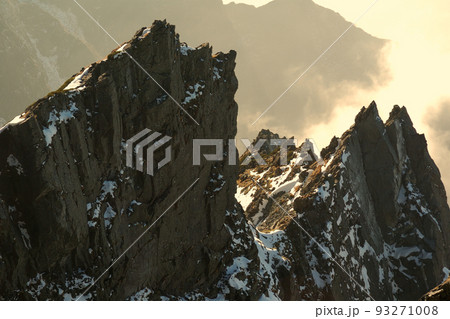 sunset over the Takidani cliff / 雪化粧した北穂高岳 滝谷の夕照 93271008