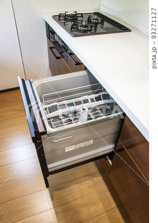 新築した住宅の真新しいキッチンのビルトイン食洗乾燥機 新築した住宅の真新しいキッチンのビルトイン食洗乾燥機 93271127
