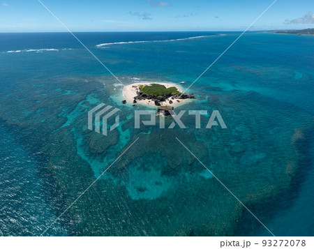 沖縄 コマカ島 空撮 93272078