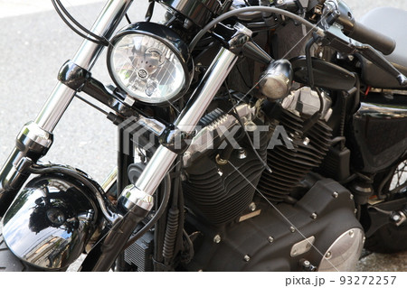 駐車中のオートバイ 93272257