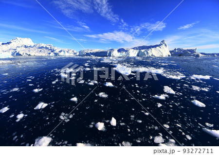 グリーンランドの氷山 93272711