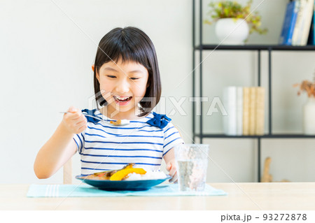 カレーを食べる小学生の女の子 カレーを食べる小学生の女の子 93272878