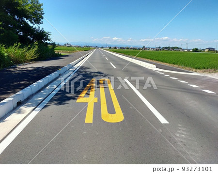 夏の直線道路 93273101