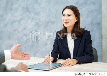 電子サインをする女性 93273120