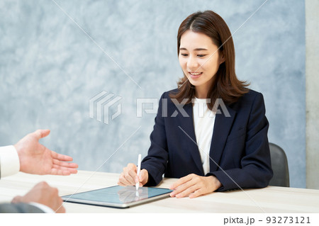 電子サインをする女性 93273121