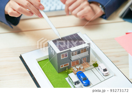 屋上に太陽光パネルを備えた住宅の模型 93273172