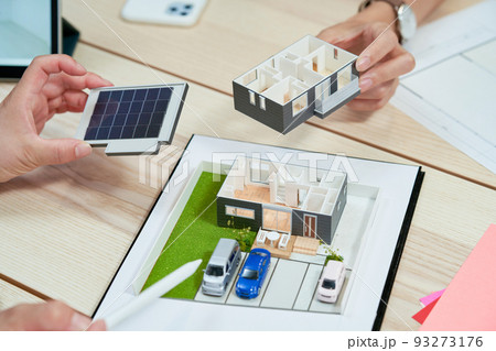 屋上に太陽光パネルを備えた住宅の模型 93273176