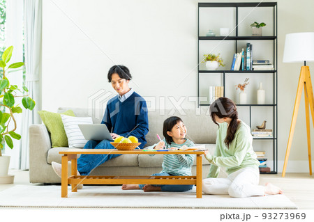 リビングでくつろぐ若い家族 93273969