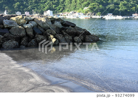 静岡県沼津市戸田にある御浜のきれいな海の風景 静岡県沼津市戸田にある御浜のきれいな海の風景 93274099