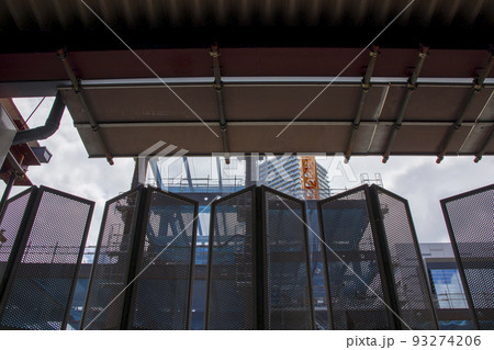 建設現場の防護柵（仮囲い・工事用フェンス） 93274206