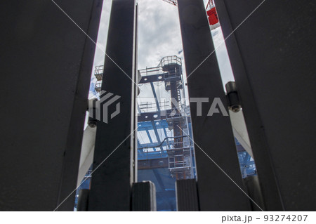 建設現場の防護柵（仮囲い・工事用フェンス） 93274207