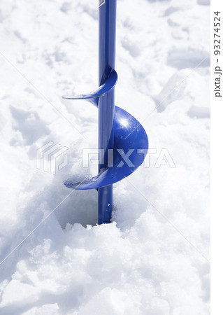 湖の氷に突き刺さったアイスドリル　ワカサギ釣りイメージ 93274524