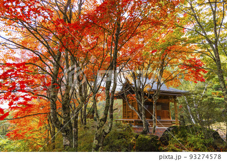 山のお堂と紅葉 山のお堂と紅葉 93274578