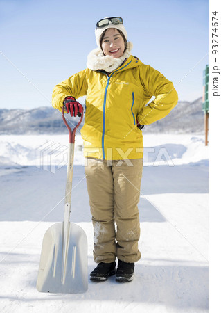 きれいに雪かきをして満足する若い女性 きれいに雪かきをして満足する若い女性 93274674