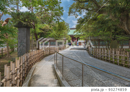 鎌倉 高徳院 参道と仁王門 93274859