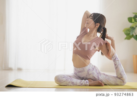 ヨガをする女性・鳩のポーズ・ヨガインストラクター 93274863