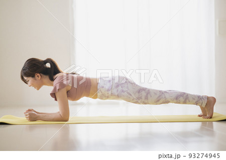 体幹トレーニング・ピラティス・プランクをする女性 93274945