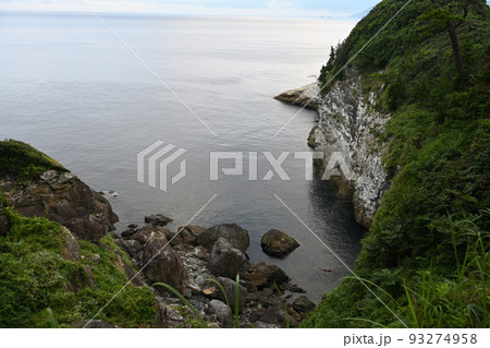 静岡県松崎市雲見にある雲見浅間神社の参道の中腹から海岸線の風景 静岡県松崎市雲見にある雲見浅間神社の参道の中腹から海岸線の風景 93274958