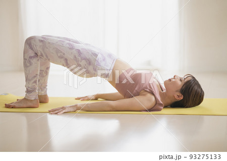 ヨガをする女性・太鼓橋のポーズ 93275133