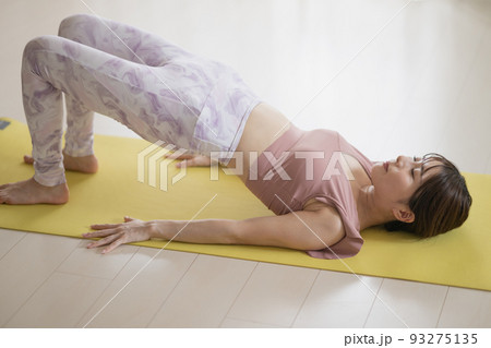 ヨガをする女性・太鼓橋のポーズ 93275135