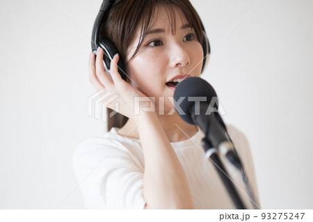 ボイストレーニング・カラオケの練習をする女性 ボイストレーニング・カラオケの練習をする女性 93275247
