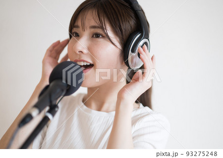 ボイストレーニング・カラオケの練習をする女性 93275248