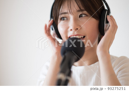 ボイストレーニング・カラオケの練習をする女性 93275251