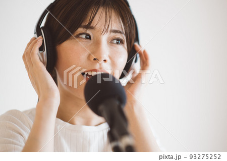ボイストレーニング・カラオケの練習をする女性 ボイストレーニング・カラオケの練習をする女性 93275252