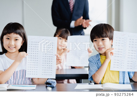 塾のテスト用紙を見せる小学生 塾のテスト用紙を見せる小学生 93275264