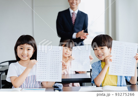 塾のテスト用紙を見せる小学生 塾のテスト用紙を見せる小学生 93275266