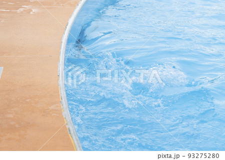 流れるプールの水が出るところ 93275280